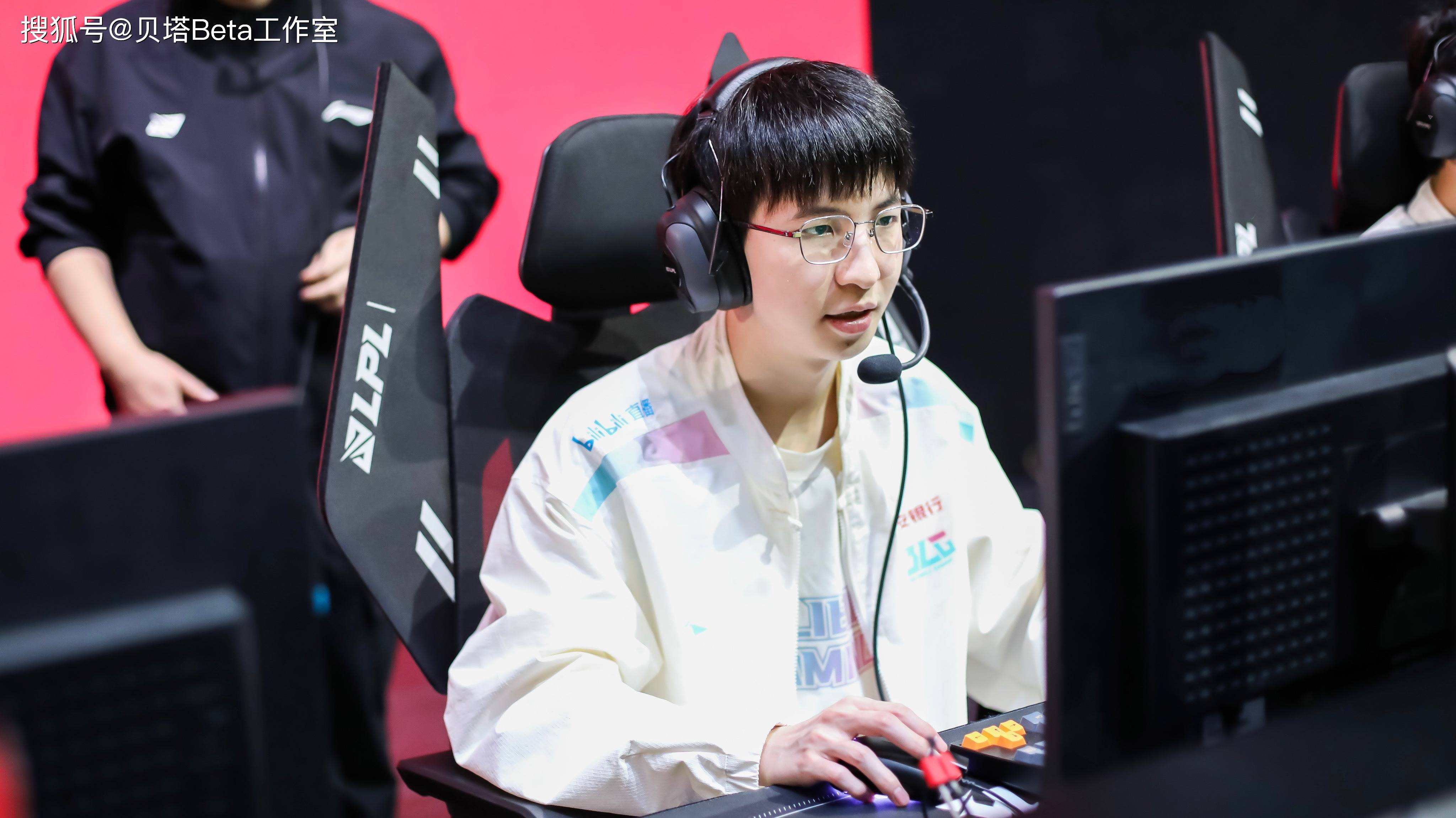 开云体育官方网站-SHR碾压BLG，Crisp拿下关键大龙峡谷大战全球总决赛，让粉丝疯狂欢呼