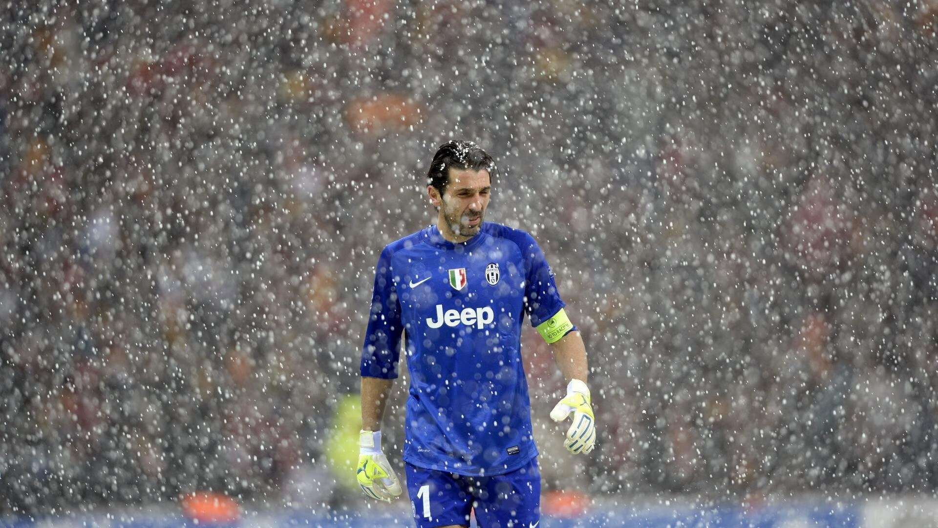 开云体育在线-F1新赛季轰鸣启幕，足球门将奥纳纳却跨界抢镜？这个夜晚，存在感到底属于谁？