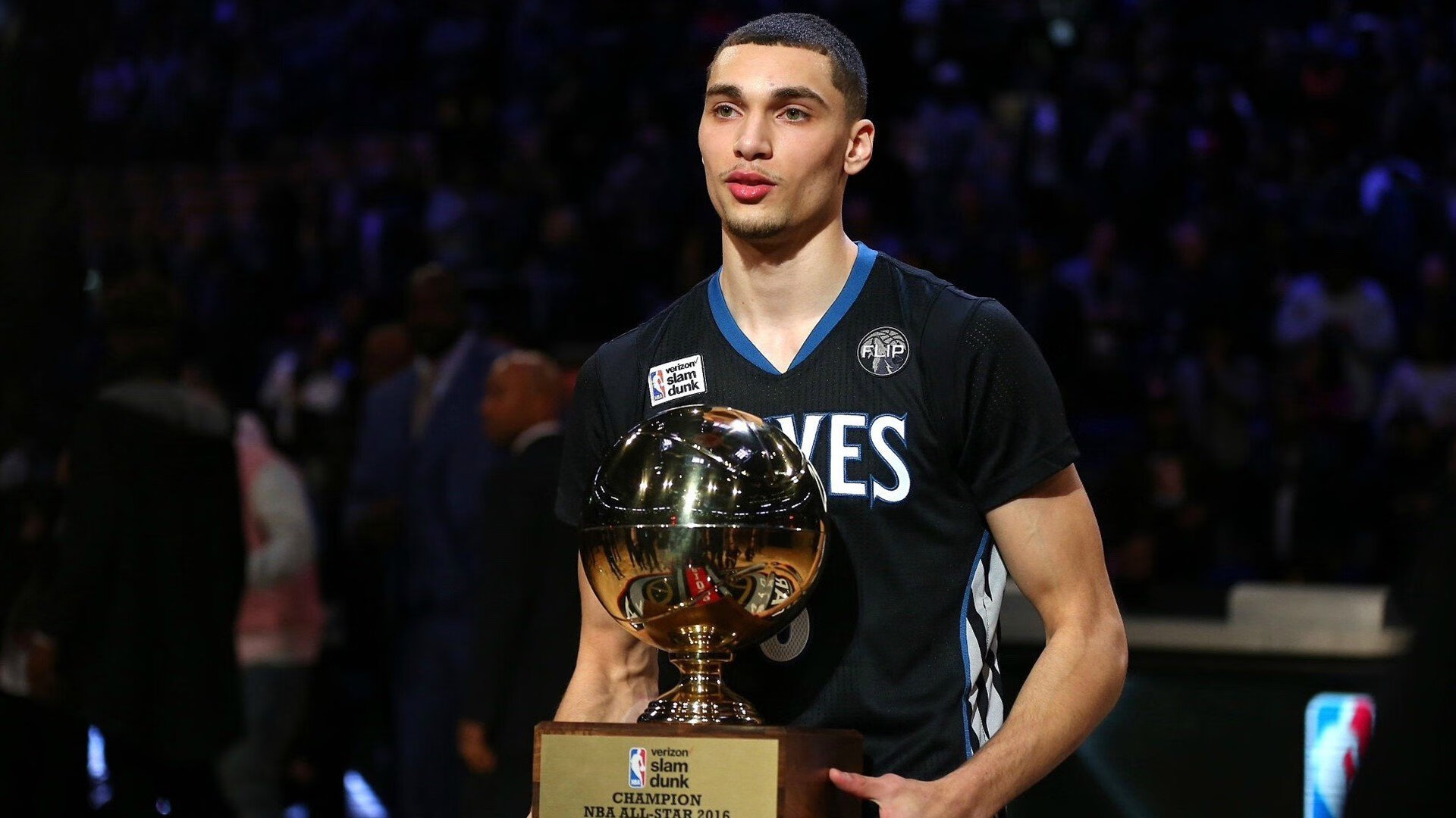 F1新赛季轰鸣启幕,足球门将奥纳纳却跨界抢镜?这个夜晚,存在感到底属于谁?